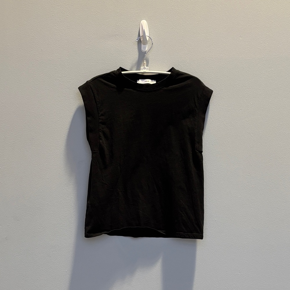 Black muscle tee